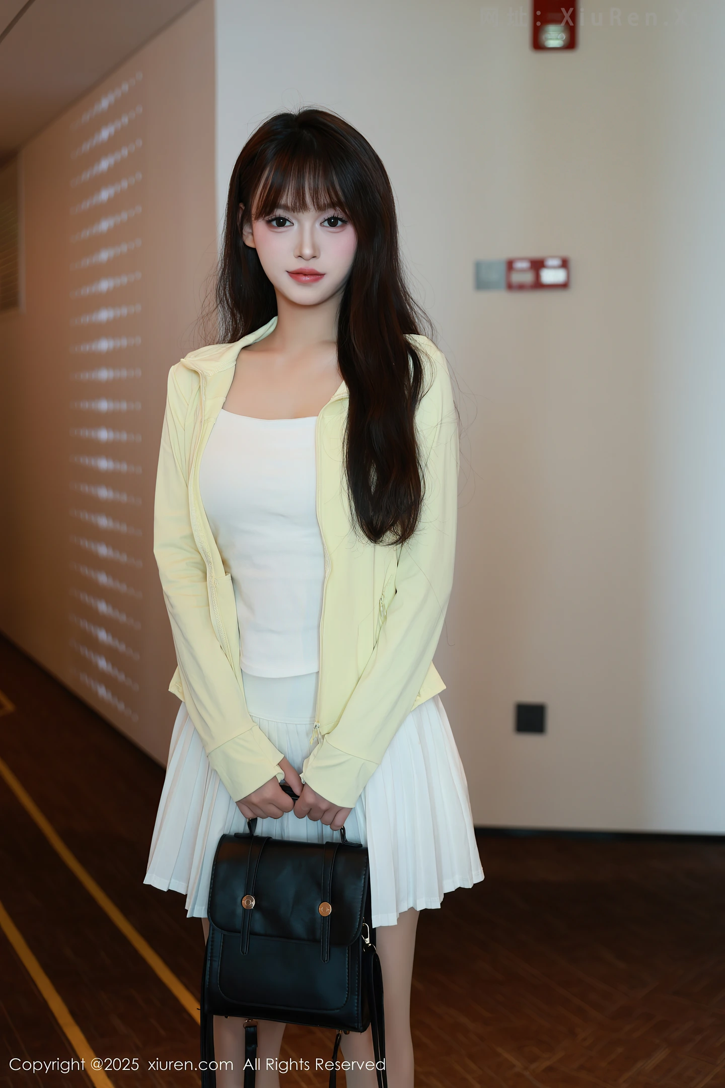 图片[3]-[XiuRen秀人网]VOL.10702 模特糯咪性感白色低胸连衣短裙配白色丝袜秀完美身材诱惑写真82P-秀人网官方网站